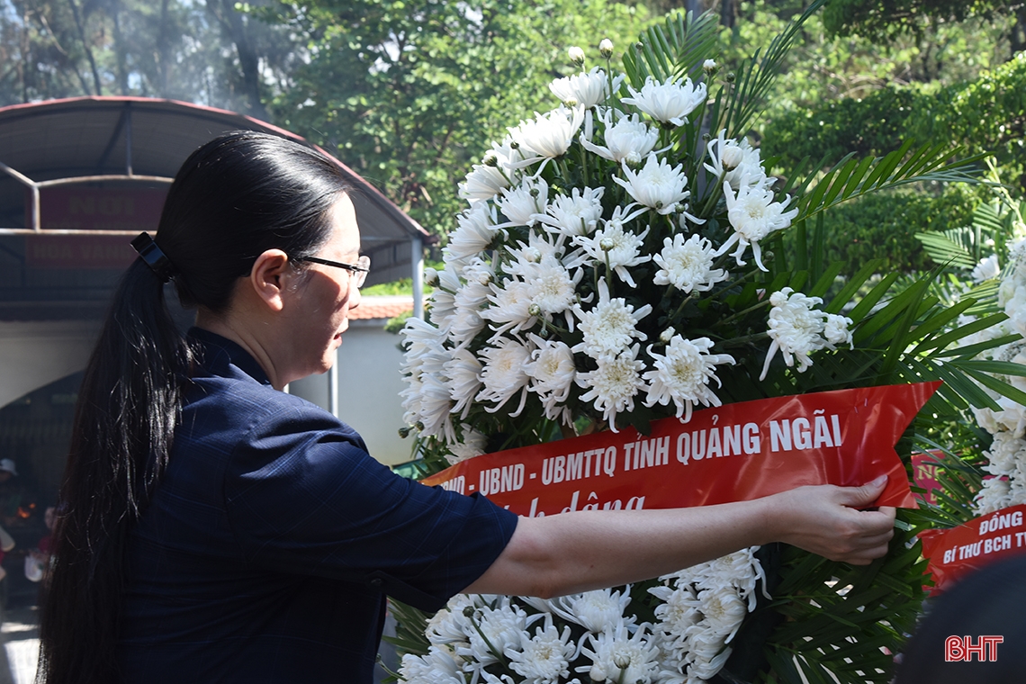 Đoàn công tác 2 tỉnh Ninh Bình, Quảng Ngãi tri ân các anh hùng liệt sỹ tại Ngã ba Đồng Lộc