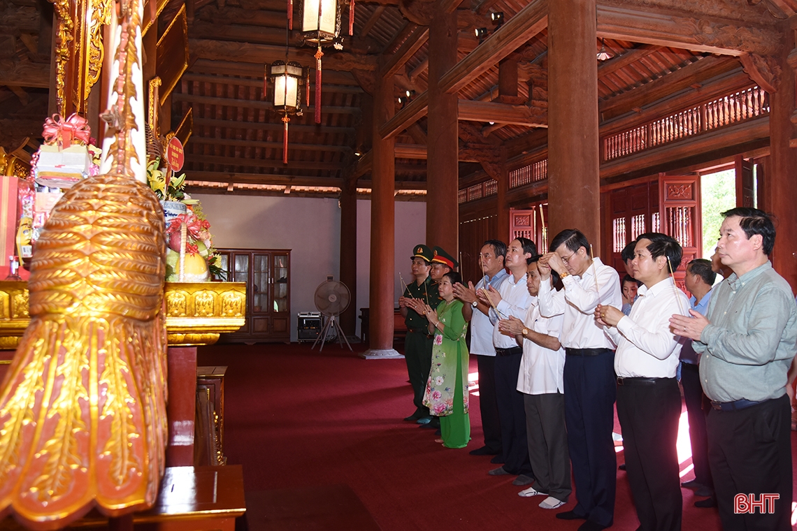 Đoàn công tác 2 tỉnh Ninh Bình, Quảng Ngãi tri ân các anh hùng liệt sỹ tại Ngã ba Đồng Lộc