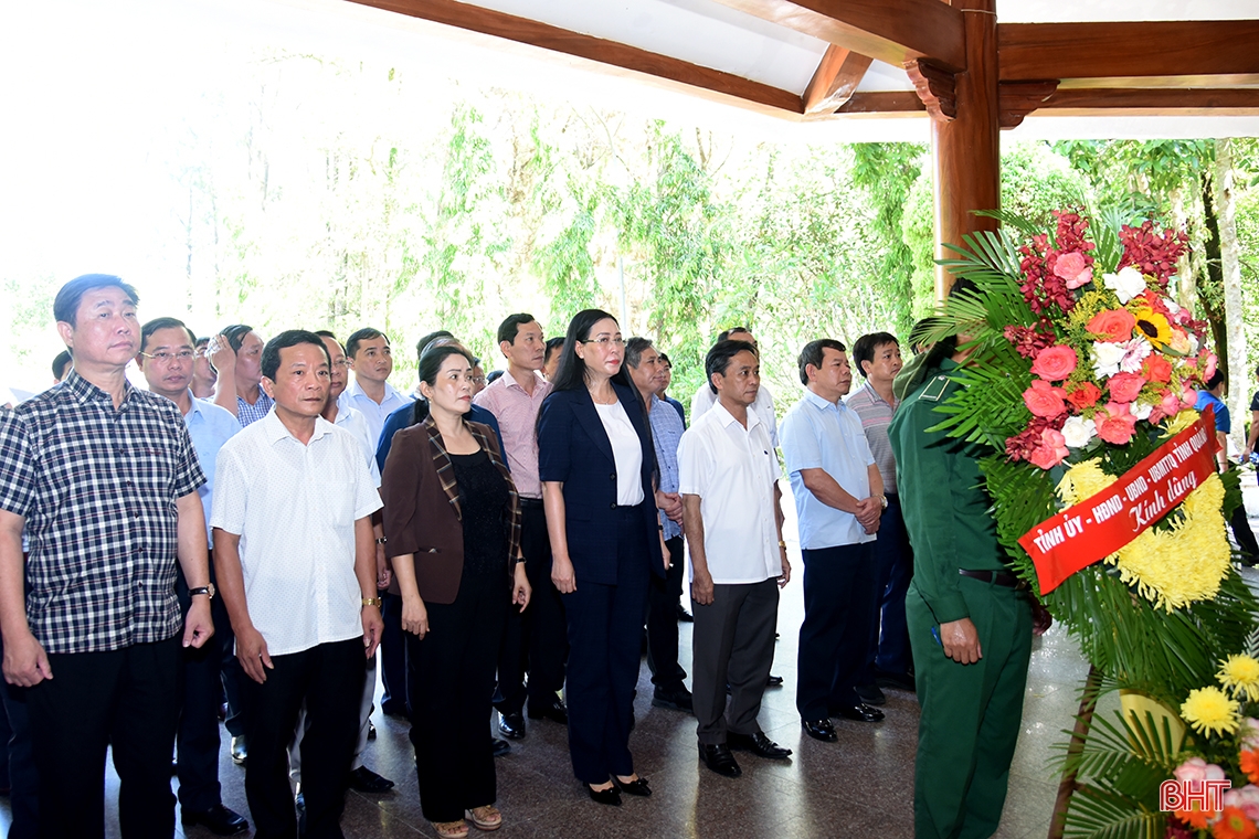 Đoàn công tác 2 tỉnh Ninh Bình, Quảng Ngãi tri ân các anh hùng liệt sỹ tại Ngã ba Đồng Lộc