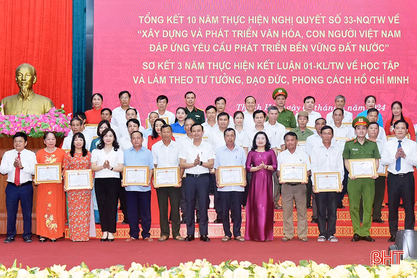 Huyện Thạch Hà luôn kịp thời tôn vinh các điển hình về học tập và làm theo tư tưởng, đạo đức, phong cách Hồ Chí Minh (Trong ảnh: Thạch Hà vinh danh các tập thể, cá nhân tại hội nghị sơ kết 3 năm thực hiện Kết luận 01-KL/TW về học tập và làm theo tư tưởng, đạo đức, phong cách Hồ Chí Minh năm 2024).