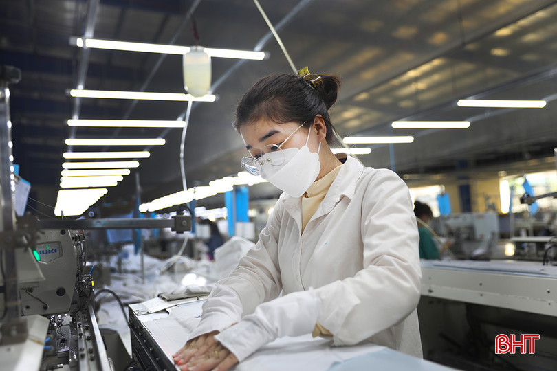 Nữ công nhân ở Xí nghiệp May 10 Hà Tĩnh.