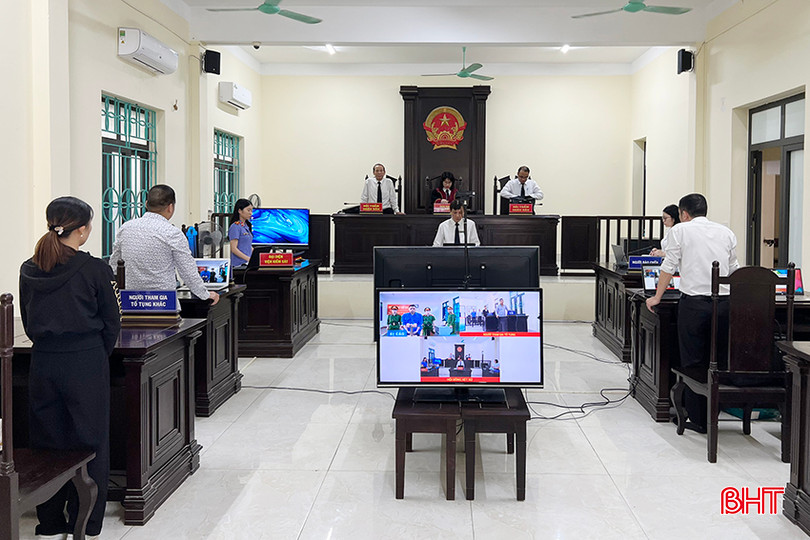 Phiên tòa trực tuyến rút kinh nghiệm 2 cấp do TAND TP Hà Tĩnh tổ chức được kết nối trực tuyến 15 điểm cầu gồm điểm cầu trung tâm là TAND TP Hà Tĩnh, điểm cầu thành phần gồm TAND tỉnh; Trại tạm giam Công an tỉnh và 12 tòa án các huyện, thị xã.