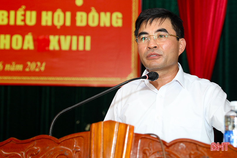 Chủ tịch UBND thị xã Phan Thành Biển giải trình một số vấn đề cử tri quan tâm.
