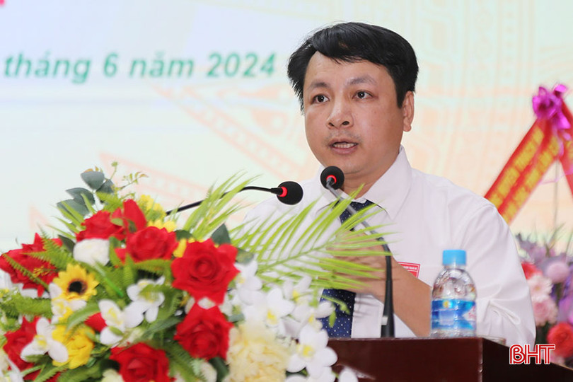 Phó Chủ tịch Ủy ban MTTQ huyện Hồ Văn Khánh trình bày dự thảo báo cáo.