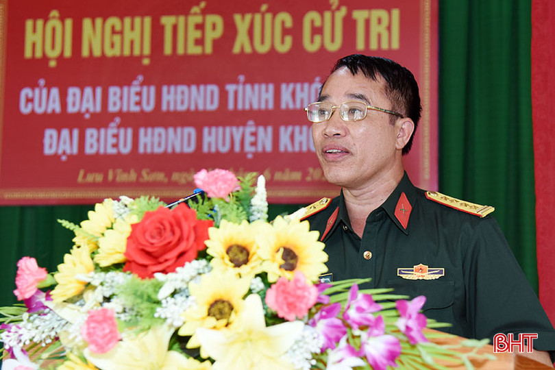 Đại tá Mai Ngọc Việt - Phó Chính ủy Bộ CHQS tỉnh cảm ơn các ý kiến kiến nghị của cử tri.