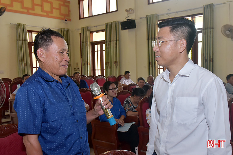 Lãnh đạo Phòng LĐ-TB&amp;XH huyện Thạch Hà đối thoại, chia sẻ về các chính sách giảm nghèo cho đội ngũ cán bộ thôn.