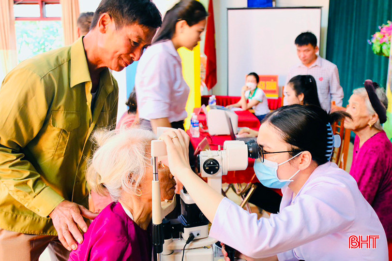 Trong thời gian 1 ngày, các y, bác sĩ sẽ khám, cấp phát thuốc cho hơn 300 người dân là người có công với cách mạng, thương, bệnh binh, thân nhân liệt sĩ, nạn nhân chất độc da cam… ở các xã: Thạch Xuân, Thạch Long. Các y, bác sĩ khám tổng quát, kiểm tra huyết áp, test tiểu đường, siêu âm, khám mắt, khám chuyên khoa tai, mũi, họng...