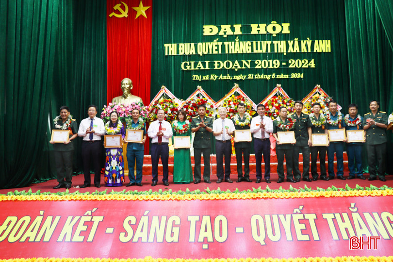 Lãnh đạo TX Kỳ Anh trao giấy khen của Chủ tịch UBND thị xã cho 4 tập thể và 6 cá nhân có thành tích xuất sắc trong phong trào thi đua quyết thắng giai đoạn 2019-2024.