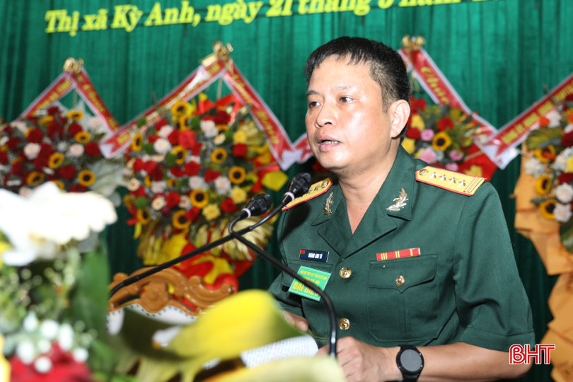 Đại tá Hoàng Anh Tú - Phó Chỉ huy trưởng, Tham mưu trưởng, Bộ CHQS tỉnh đánh giá cao những kết quả của LLVT thị xã Kỳ Anh đạt được trong 5 năm qua và mong muốn phong trào thi đua quyết thắng phải khơi dậy được tinh thần chủ động, sáng tạo, khắc phục được mọi khó khăn trong thực hiện nhiệm vụ...