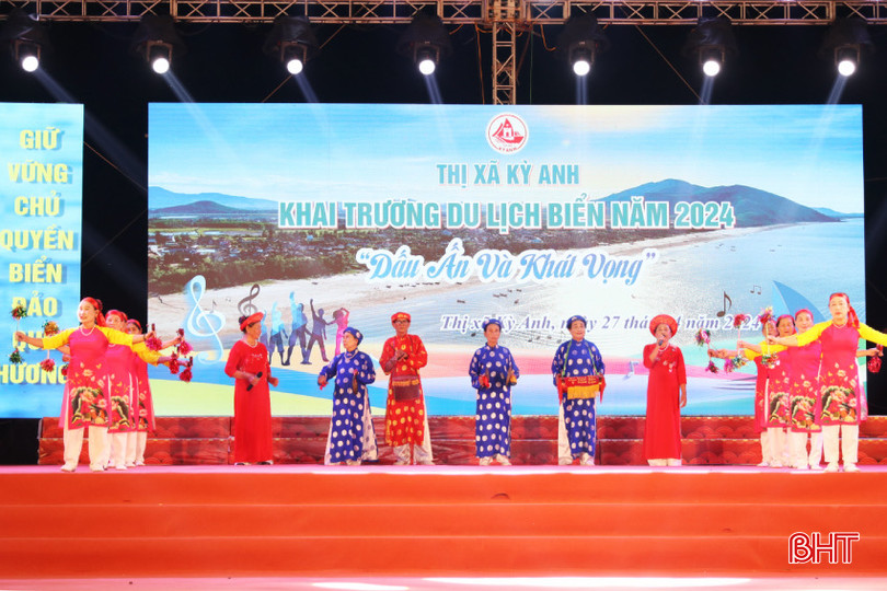 Tiết mục hát sắc bùa "Mời bạn về quê hương Kỳ Ninh".