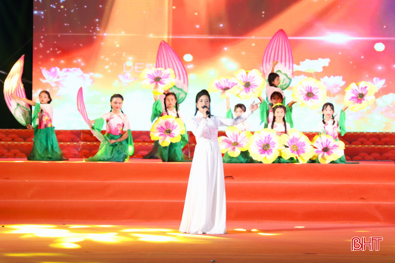 Tiết mục hát múa "Bác Hồ một tình yêu bao la"