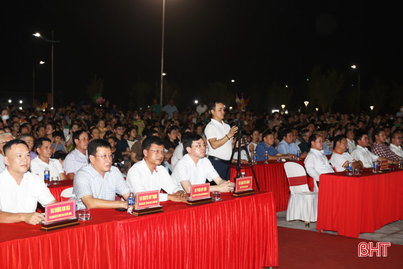 Đại biểu tham dự buổi lễ.
