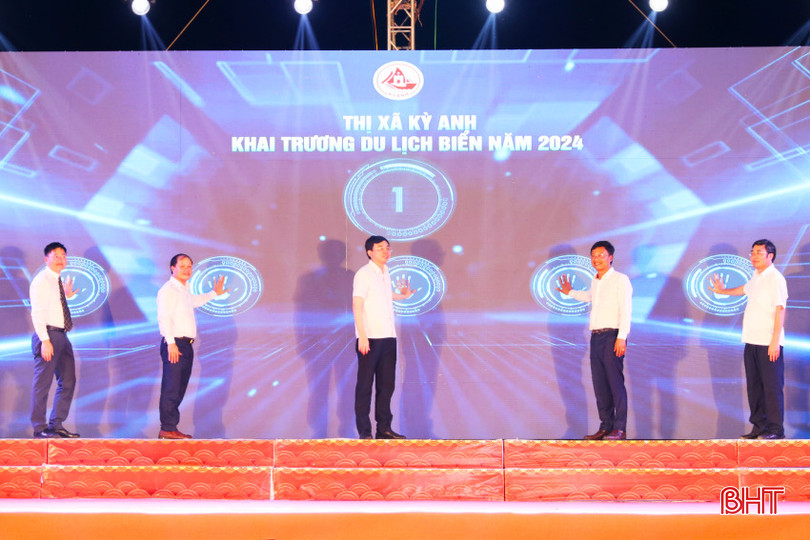 Lãnh đạo thị xã Kỳ Anh thực hiện nghi thức nhấn nút khai trương du lịch biển năm 2024.