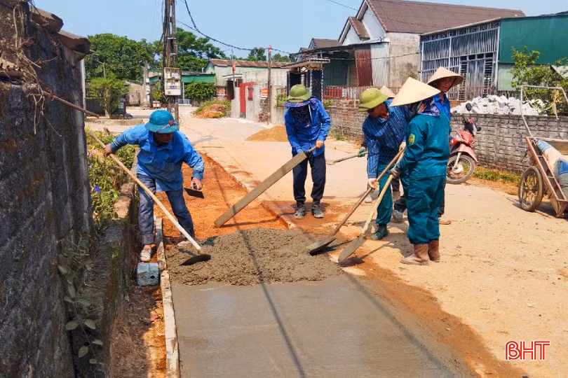 Cán bộ và Nhân dân tổ dân phố Long Sơn, phường Kỳ Long nâng cấp đường giao thông, rãnh thoát nước.