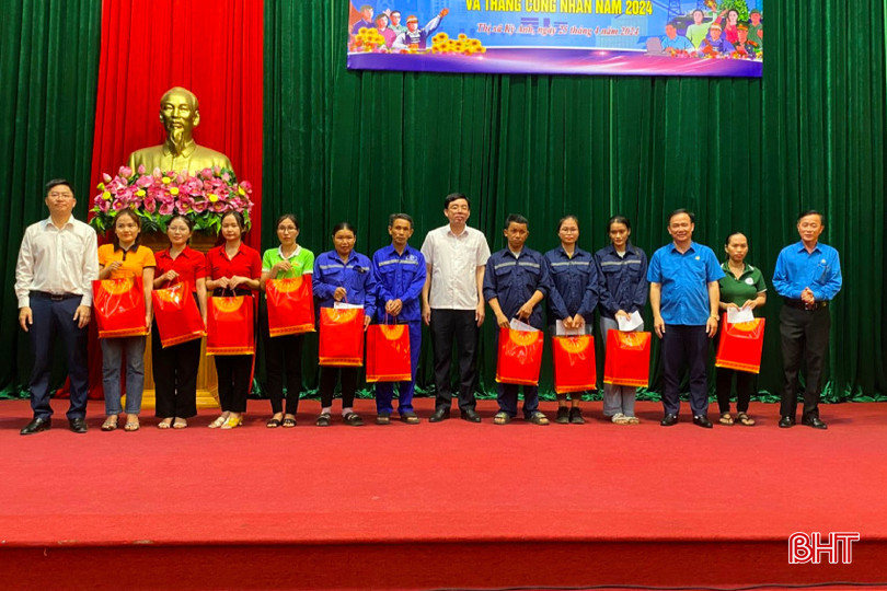 Lãnh đạo các đơn vị trao các phần quà cho lao động gặp hoàn cảnh khó khăn.