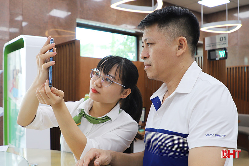 Vietcombank Hà Tĩnh bố trí nhân lực trong ngày nghỉ để hướng dẫn người dân xác thực sinh trắc học.