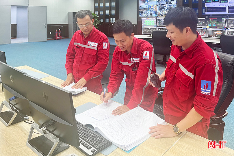 Anh Hồ Văn Nam - Trưởng kíp vận hành - Phân xưởng vận hành (ngoài cùng bên phải) trực và thực hiện nhiệm vụ xuyên kỳ nghỉ lễ.