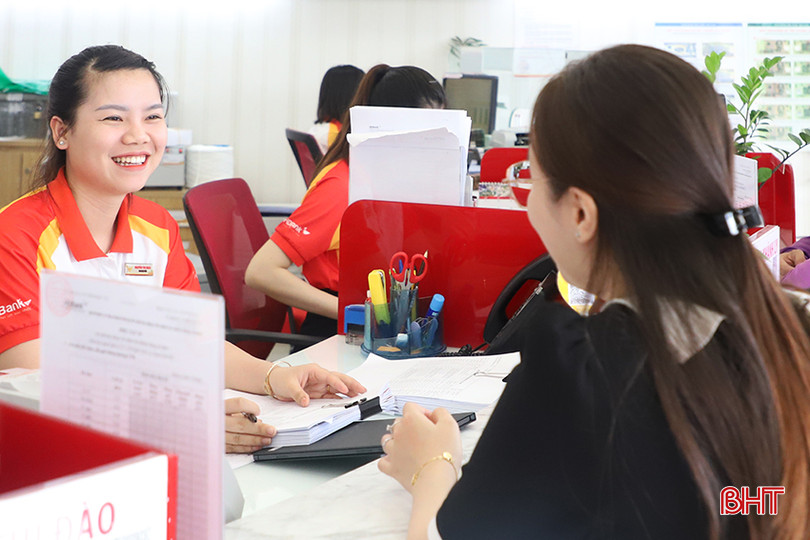 Người dân đến gửi tiết kiệm tại HD Bank Hà Tĩnh.