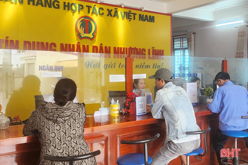 Khách hàng đến giao dịch tại Quỹ TDND liên xã Nhượng Lĩnh (Cẩm Xuyên).