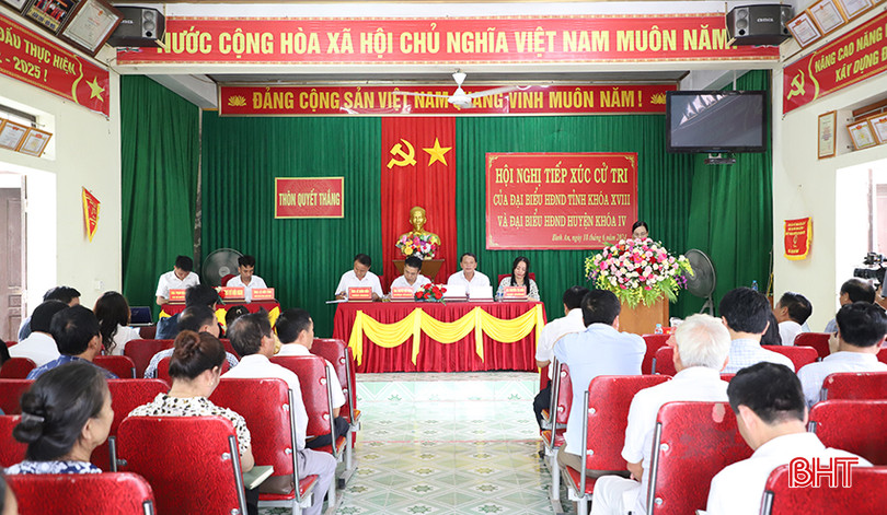 Các đại biểu tham gia tiếp xúc cử tri tại xã Bình An.