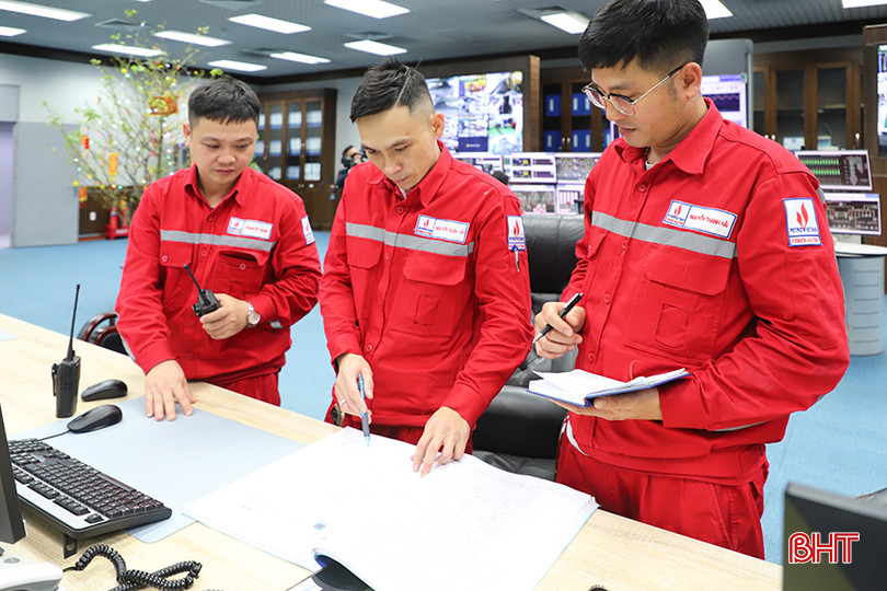 Cán bộ, công nhân vận hành phòng Trung tâm, Nhà máy Nhiệt điện Vũng Áng 1.