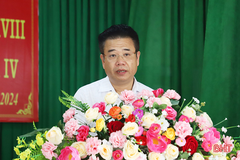 Ông Nguyễn Việt Hùng – Chủ tịch UBND huyện Lộc Hà, Tổ trưởng Tổ đại biểu HĐND tỉnh tại Lộc Hà giải trình một số nội dung cử tri quan tâm.