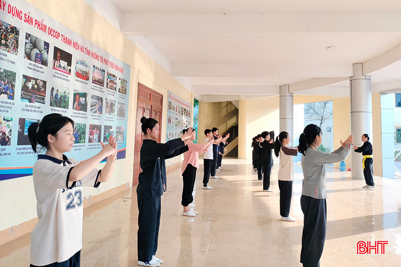Các VĐV của Phòng GD&amp;ĐT huyện Hương Khê tích cực tập luyện để giành thành tích cao nhất.