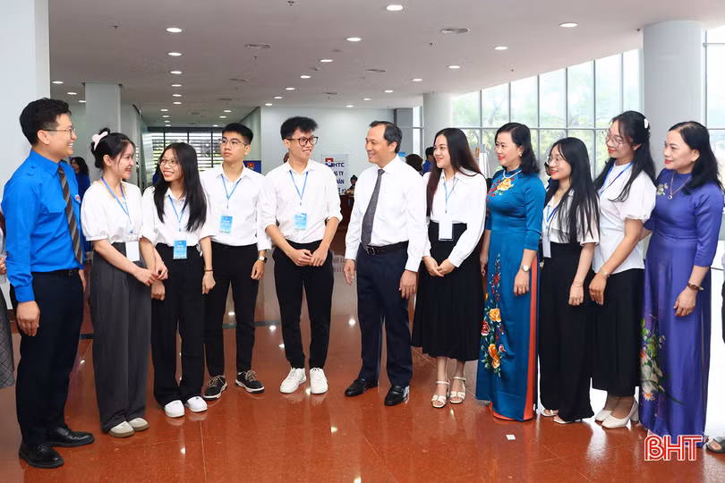 Bí thư Tỉnh ủy Hoàng Trung Dũng và Trưởng ban Dân vận Tỉnh ủy Trương Thanh Huyền trao đổi với các bạn trẻ bên lề buổi gặp mặt thanh niên, sinh viên tiêu biểu đang công tác, học tập tại TP Đà Nẵng và tỉnh Thừa Thiên Huế.