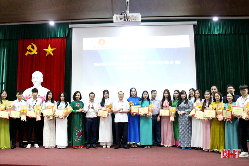 Đại diện Sở KH&amp;CN Hà Tĩnh, Ban Giám hiệu Trường Đại học Hà Tĩnh trao tặng học bổng cho các sinh viên.