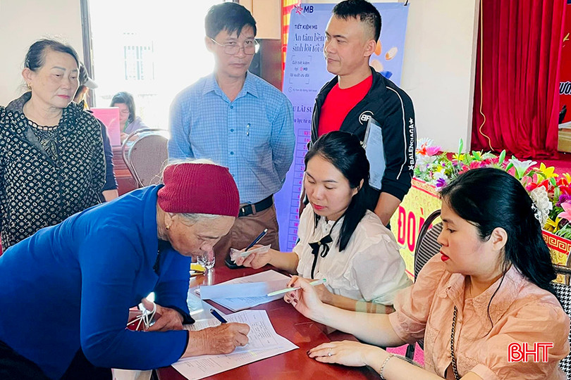 Bà Nguyễn Thị Nhân ở thôn Phú Quý, xã Thạch Liên ký hồ sơ nhận chi trả tiền GPMB.