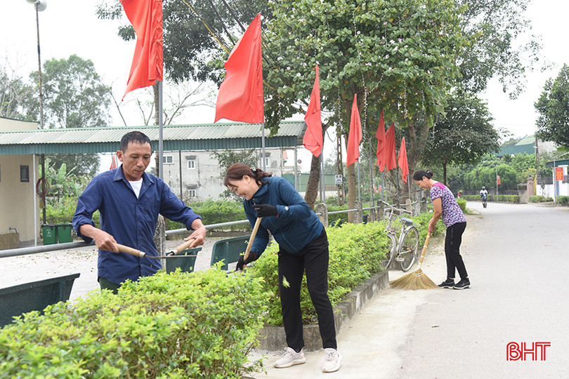 Người dân thôn Thạch Thành, xã Tùng Ảnh (Trần Phú) chỉnh trang cảnh quan nhà văn hóa thôn.
