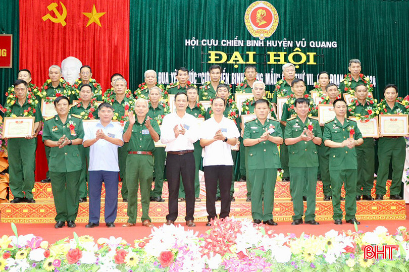 Dịp này, UBND huyện Vũ Quang khen thưởng 7 tập thể và 16 cá nhân có thành tích xuất sắc trong phong trào thi đua yêu nước “CCB gương mẫu” giai đoạn 2019 - 2024.