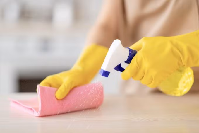 Dùng nước nóng pha với baking soda lau sàn và đồ nội thất sẽ sạch hơn. Ảnh: At-living