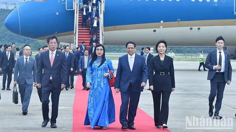 Thủ tướng Phạm Minh Chính và Phu nhân cùng Đoàn đại biểu cấp cao Việt Nam tới sân bay quân sự Seongnam (Seoul).