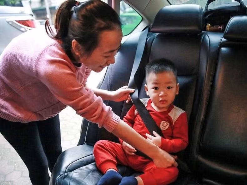 Hiện nay, mặc dù chưa có quy định bắt buộc nhưng rất nhiều người dân đã tự động áp dụng, tự trang bị thiết bị an toàn cho trẻ em.