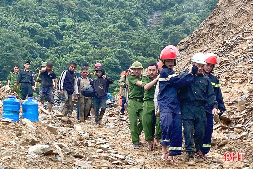 Các lực lượng tham gia cứu nạn vụ sạt lở xảy ra tại khu vực thi công dự án đường điện 500 kV mạch 3, đoạn qua phường Kỳ Liên, thị xã Kỳ Anh.