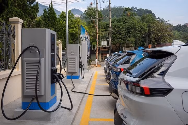 Chuyên gia khuyến cáo không nên sạc pin đầy liên tục cho xe điện. (Ảnh minh họa).