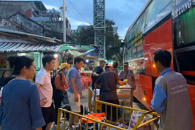 Trung chuyển khách đi tàu bằng ô tô tại ga Tuy Hòa, tỉnh Phú Yên (Ảnh: Minh Hằng).