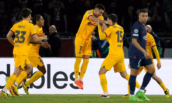 Cầu thủ Barca mừng bàn ấn định thắng lợi 3-2 trước PSG. Ảnh: AP