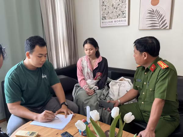Cơ quan Công an lấy lời khai bị can Phạm Huỳnh Nhật Vi.