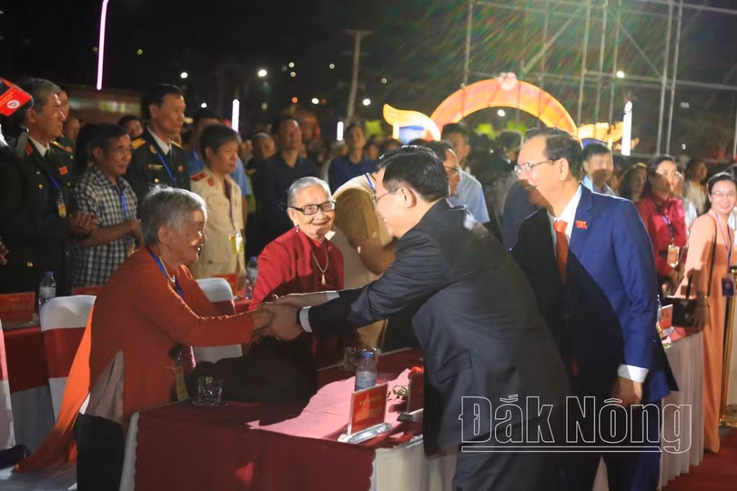 Đồng chí Vương Đình Huệ, Ủy viên Bộ Chính trị, Chủ tịch Quốc hội thăm hỏi Mẹ Việt Nam Anh hùng dự Lễ kỷ niệm 20 năm Ngày tái lập tỉnh Đắk Nông