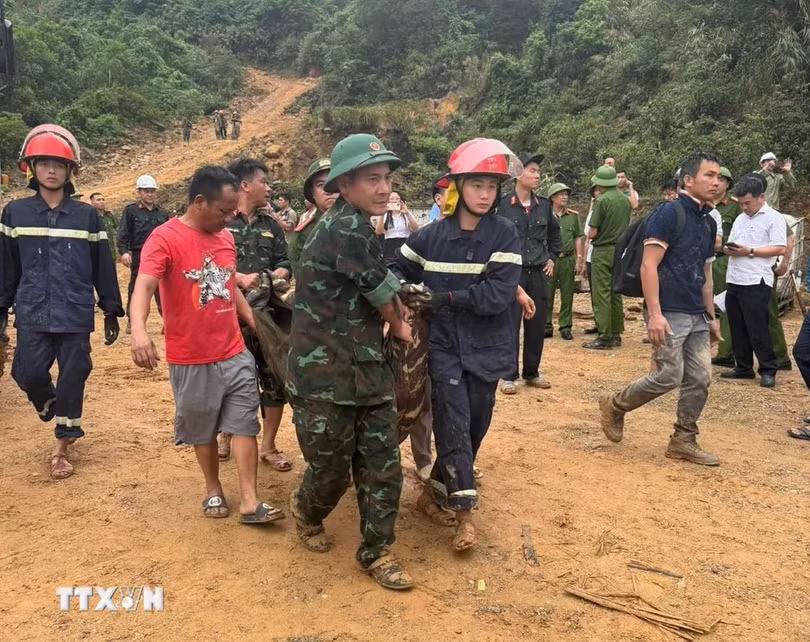 Mưa lớn gây sạt lở khiến 7 công nhân thương vong ở Hà Tĩnh. (Ảnh: TTXVN phát)
