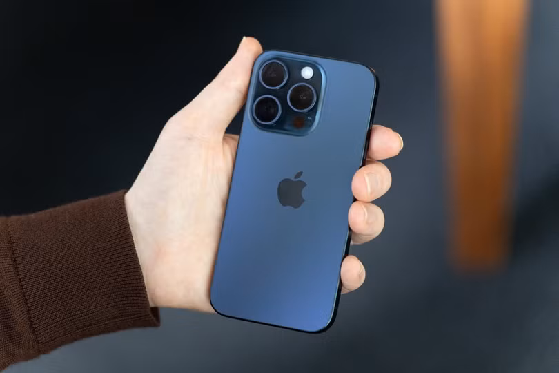 Màu titan xanh dương trên iPhone 15 Pro có thể bị loại bỏ ở phiên bản sau. Ảnh: TechCrunch.
