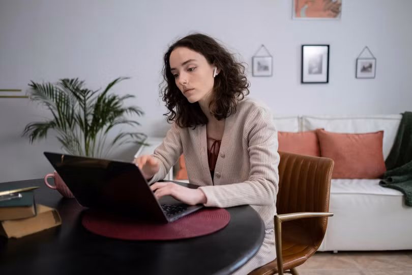 Nhân viên văn phòng phải đối mặt với lượng email khổng lồ mỗi ngày, dẫn đến tình trạng căng thẳng và quá tải. Ảnh minh họa: Cottonbro/Pexels.