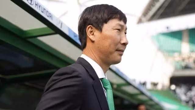 Truyền thông Hàn Quốc đưa tin ông Kim Sang-sik dẫn dắt tuyển Việt Nam thay ông Troussier. Ảnh: KBS