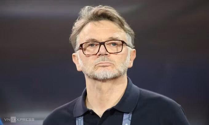HLV Troussier trong trận Việt Nam thua Indonesia 0-3 ở lượt bốn bảng F vòng loại hai World Cup 2026 - khu vực châu Á. Ảnh: Lâm Thỏa