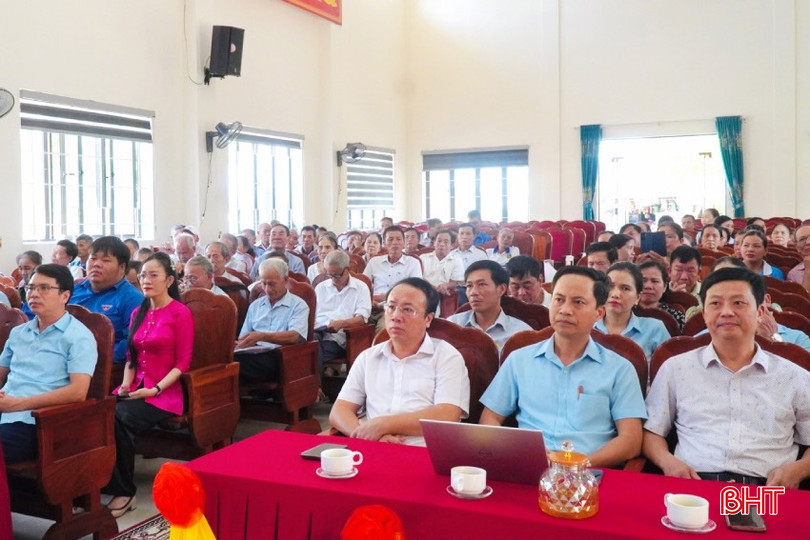 Các đại biểu theo dõi tiểu phẩm "Phổ biến, giáo dục pháp luật về cải cách hành chính trên lĩnh vực hộ tịch".