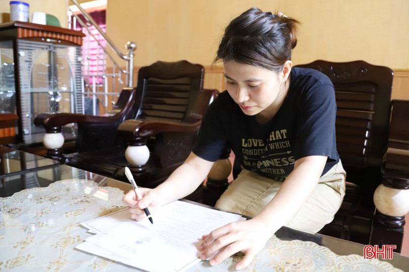 Chị Võ Thị Thanh Hải (SN 1994, trú phường Trần Phú, TP Hà Tĩnh) rà soát lại bản dịch trước khi tiến hành công chứng.