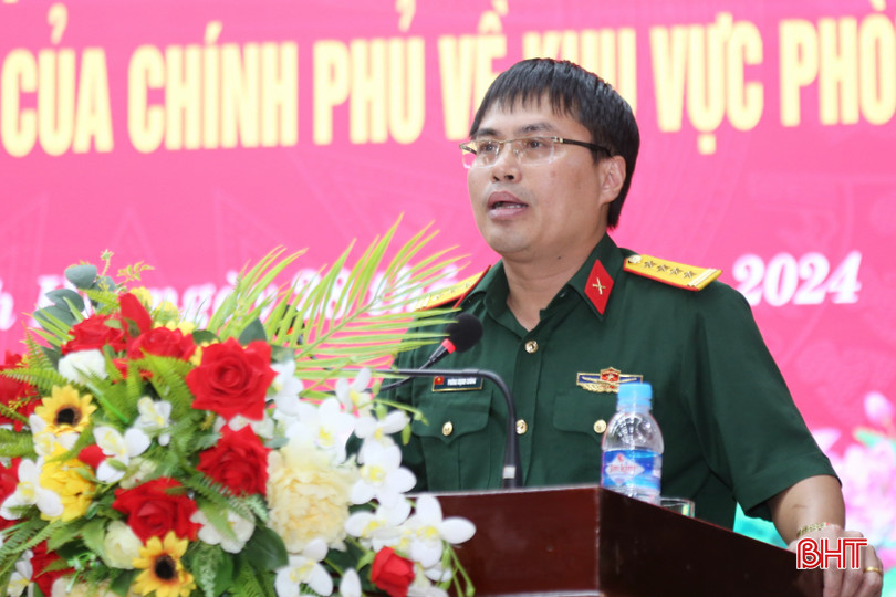 Đại tá Phùng Mạnh Cường - Phó Chính ủy Bộ CHQS tỉnh phát biểu tại hội nghị.