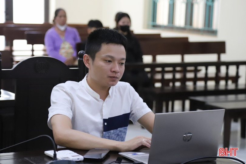 Anh Lê Trí Dương (thư ký kiêm cán bộ công nghệ thông tin, TAND TP Hà Tĩnh) theo dõi chất lượng đường truyền tại phiên toà trực tuyến.